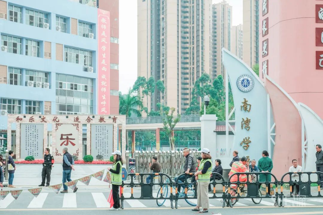 龙岗的南湾学校,地处丹竹头片区,学校于2009年创办,至今已有11年的