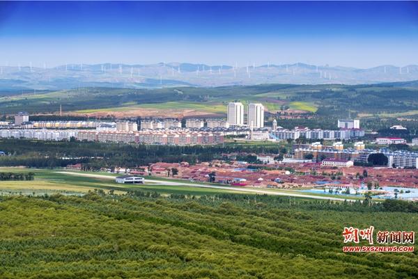 全力推动以新能源为重点的第二产业,以右玉生态文化旅游示范区建设为