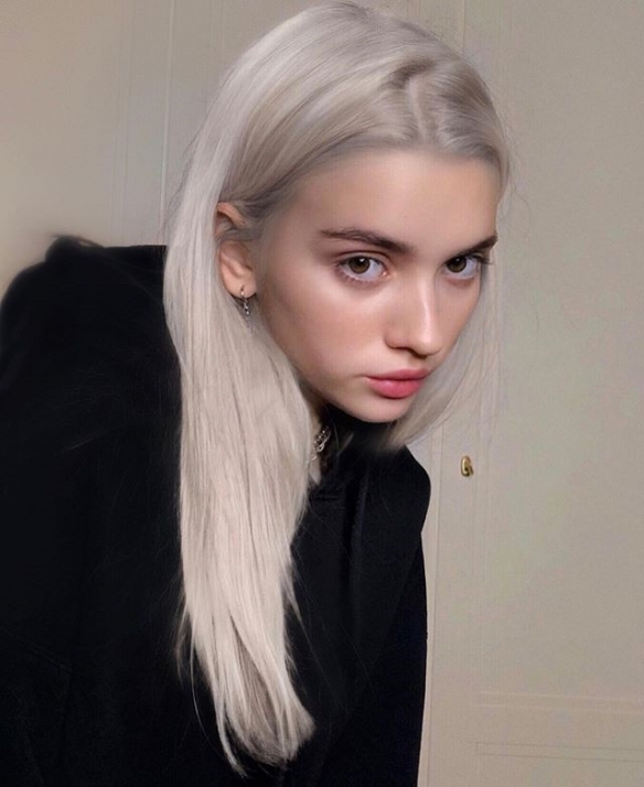 俄罗斯17岁曲线美少女蚂蚁般的柔顺纤腰很nice