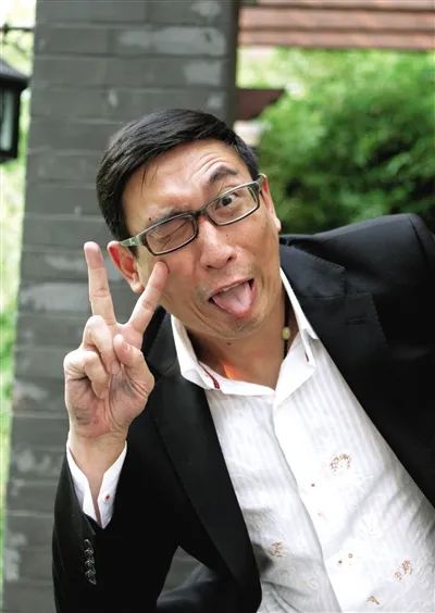 著名相声演员四度出轨?和女子车上背后环抱,论辈分是郭德纲师叔_宋少