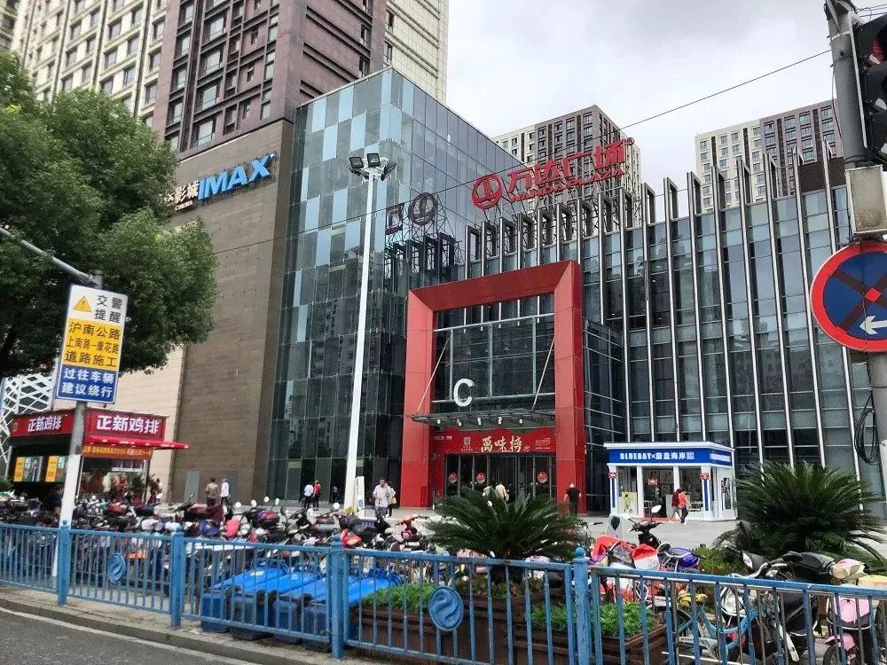 小上海商业街,新田360广场,美林休闲商业广场,周浦永乐广场等;康桥镇