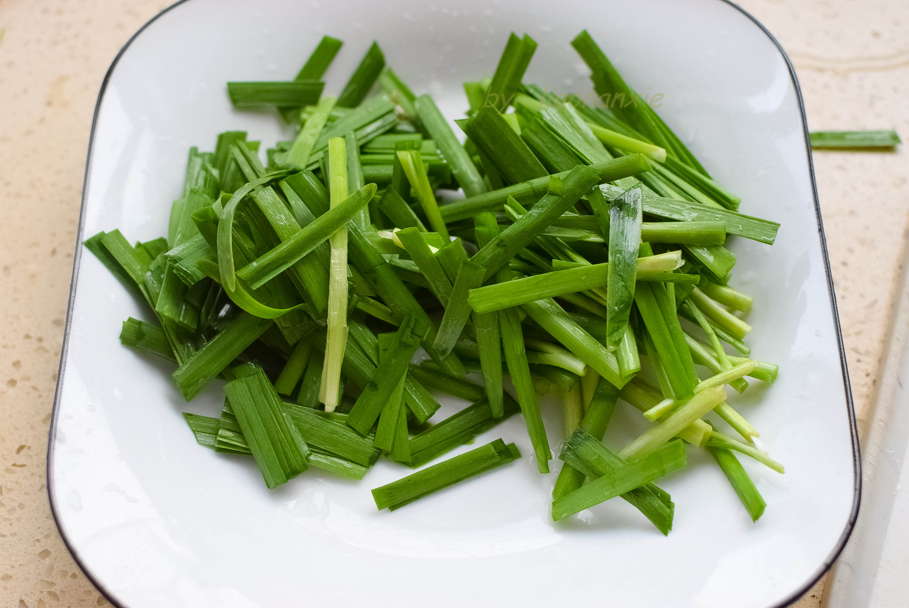 春天,不吃肉也要吃这菜,给肠胃做个大扫除,排出毒素全身轻松_韭菜