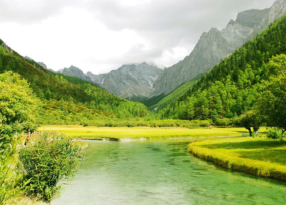 在天地间接受着风雨的洗礼,澄净清澈,滋润着这片神奇的土地,装点着