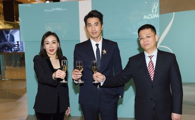 赵又廷出席活动人气爆棚西装革履帅翻天了这一举动引粉丝尖叫