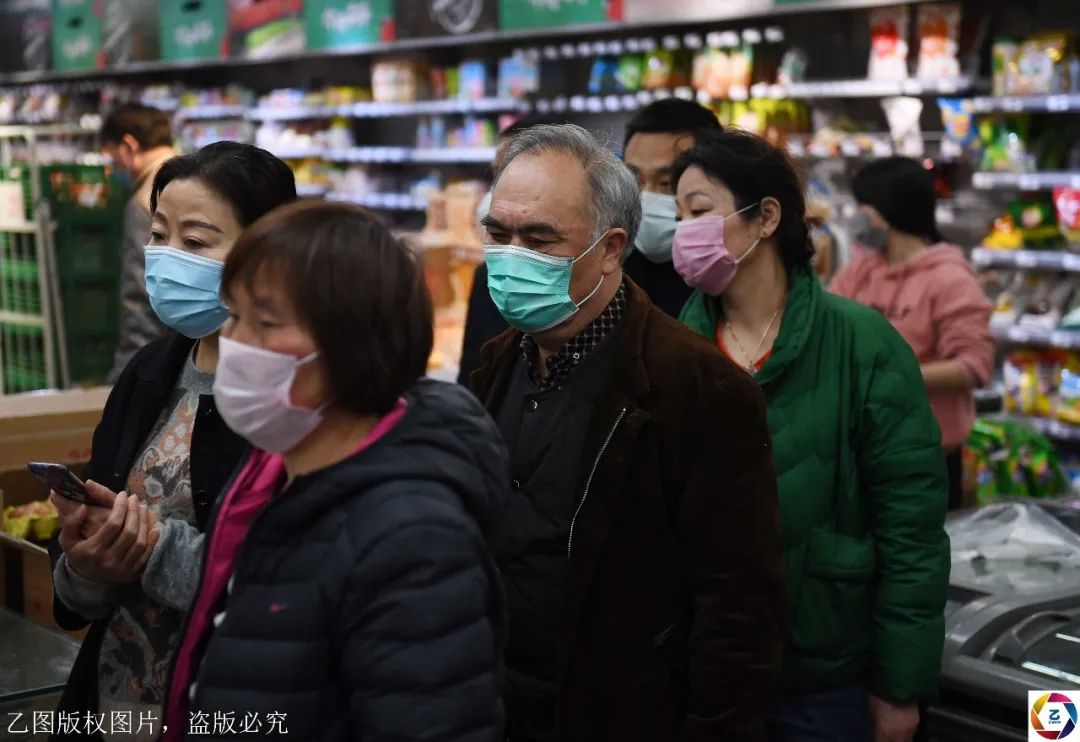 《忙碌的超市》——3月7日,安徽合肥紫杉路某超市,一群顾客在排队结账