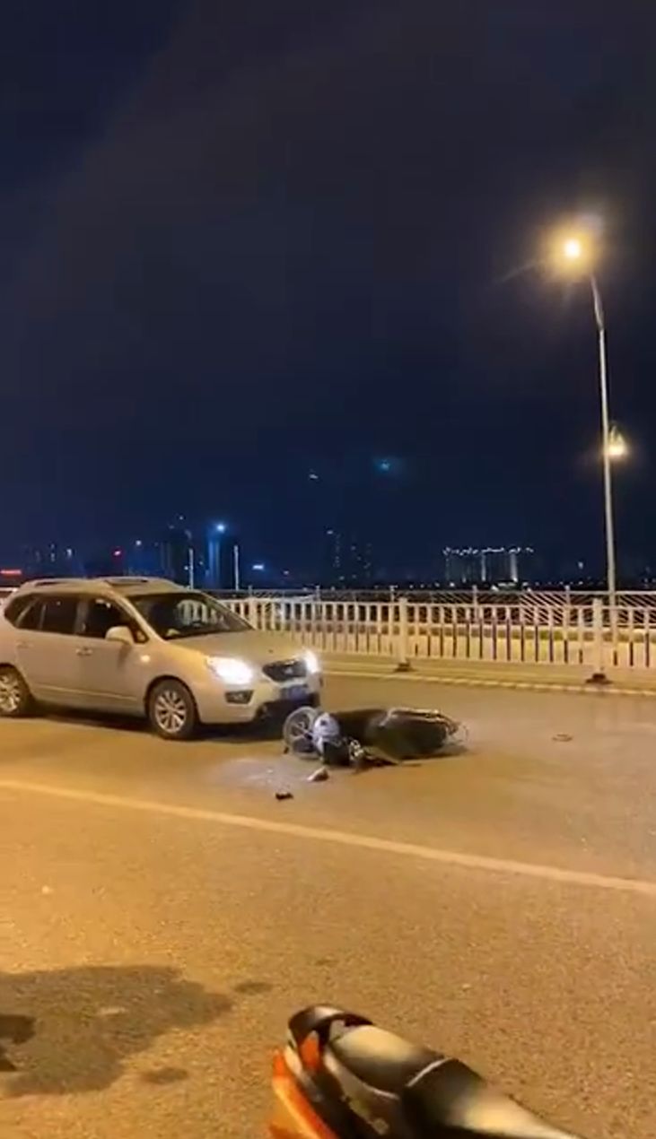 突发南宁北大桥上发生交通事故一电动车驾驶员跳桥身亡