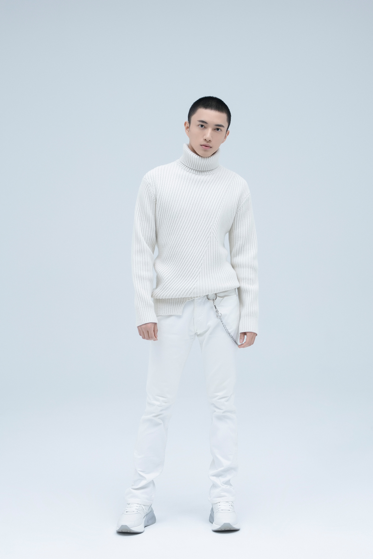 张博涵平头造型清爽有型 纯白毛衣展现阳光气息