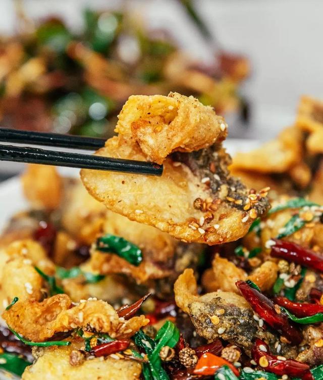 一条鱼竟有九种吃法这家苍蝇馆子为何如此火爆香辣鱼片必须赞