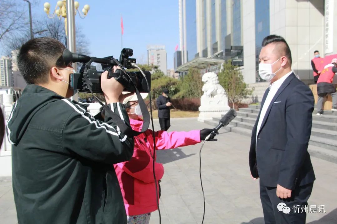 荣盛发展地产忻州营销负责人吴光浩接受市电视台记者采访说:广大坚守