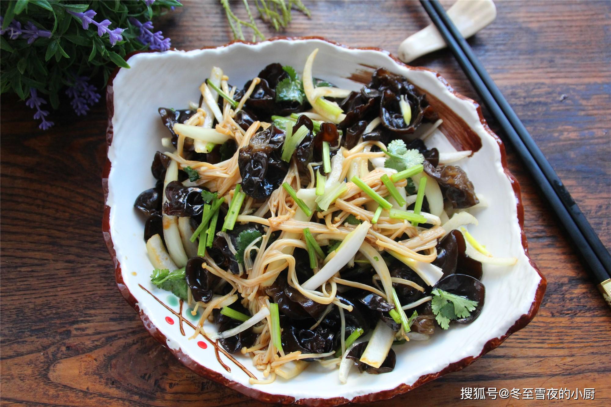 春季清爽凉拌菜把木耳和金针菇放在一起拌营养丰富还开胃