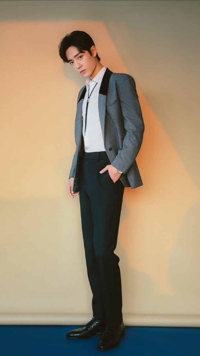 肖战正儿八经工作照分享 腿真的有辣————么长!