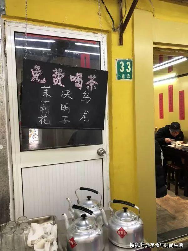 主打的白切鹅从橱窗里就能看到整个制作过程,鹅肉的香透过玻璃橱窗透