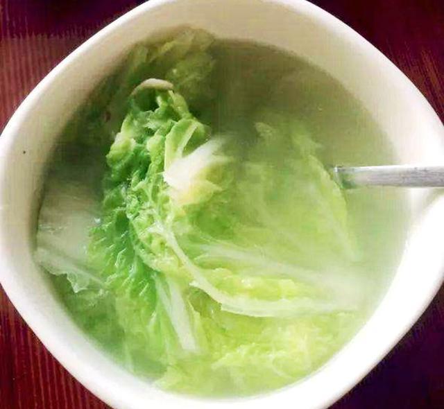 儿子吃儿媳剩下的剩菜剩饭被婆婆扣了一脸菜汤掀翻桌子离婚吧