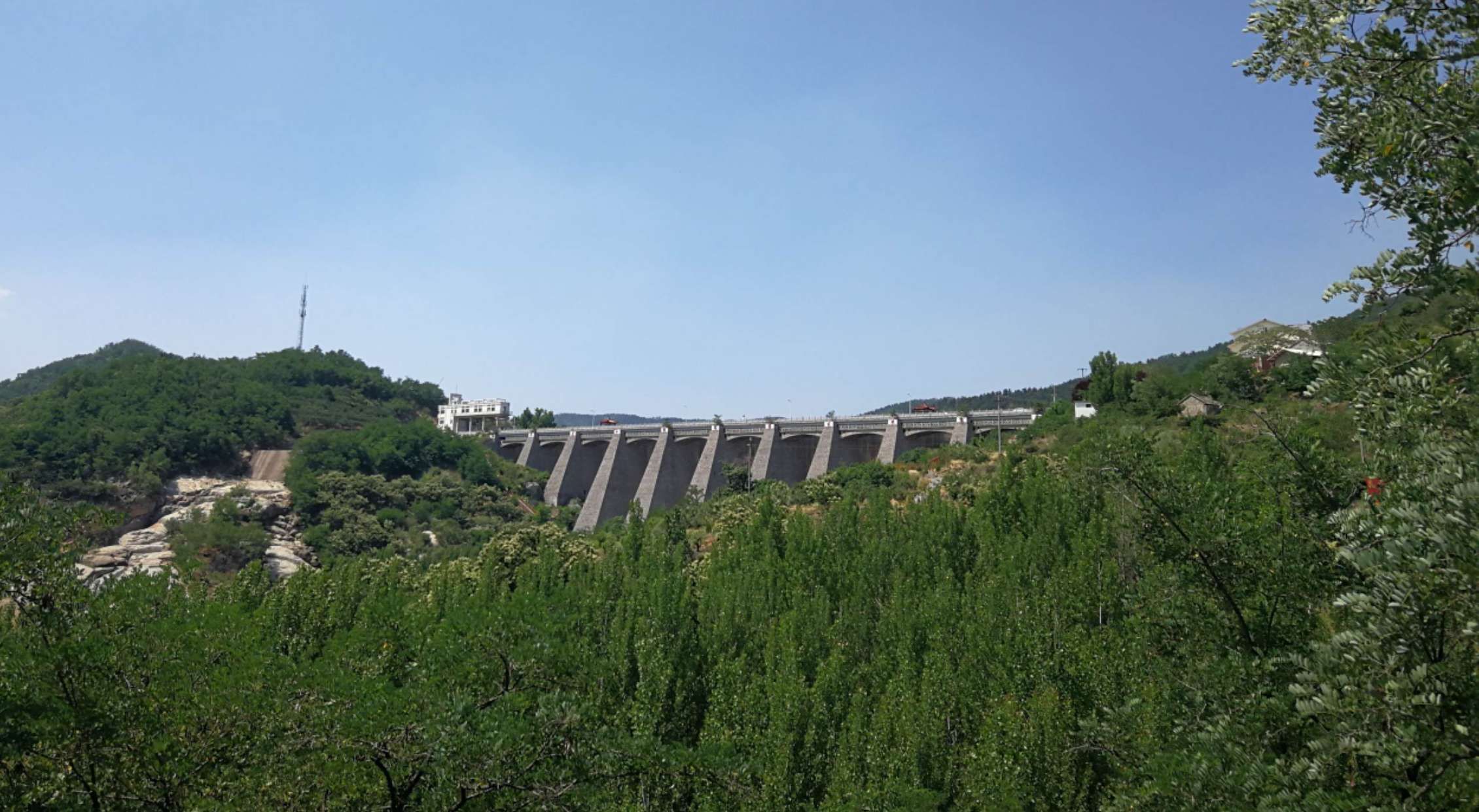 淌水崖水库位于临朐最南边的九山镇境内.