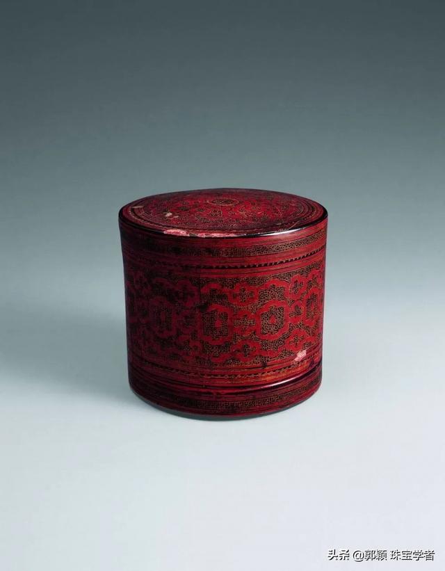 "奁"为古代女子盛放梳子,胭脂等梳妆用具的盒子,古人一般称其为"妆奁"