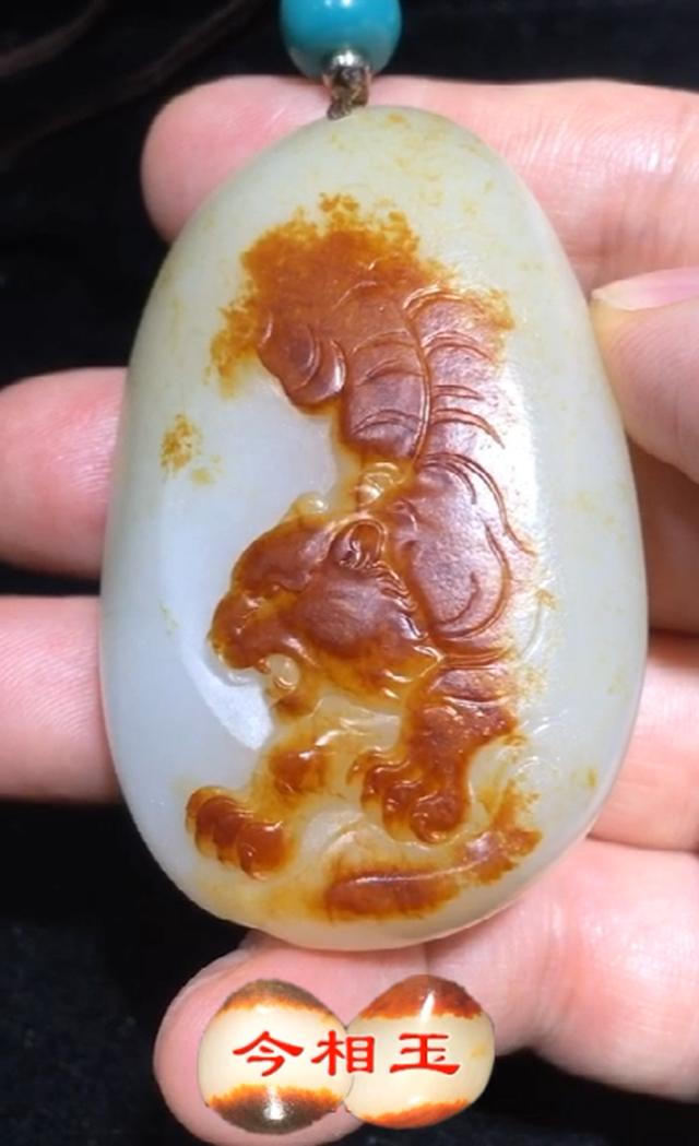 每日美玉虎形玉佩