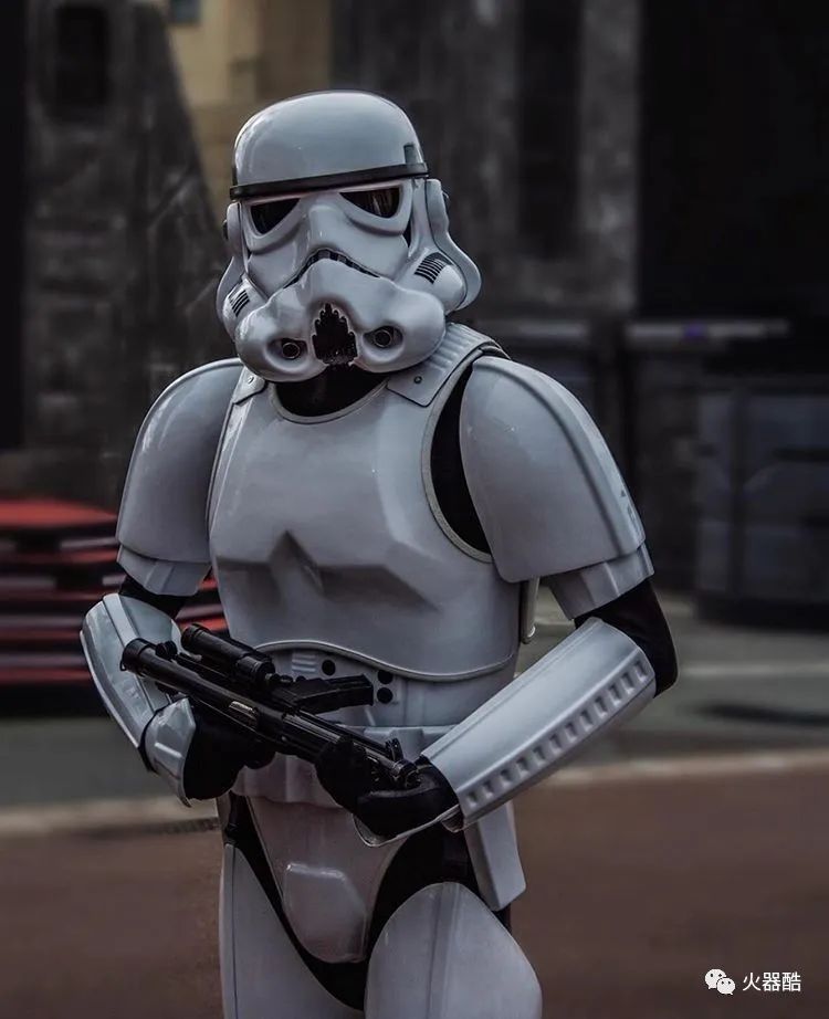 不知道您发现了没有一旦人类穿上风暴兵套装往往会出现一些迷惑行为