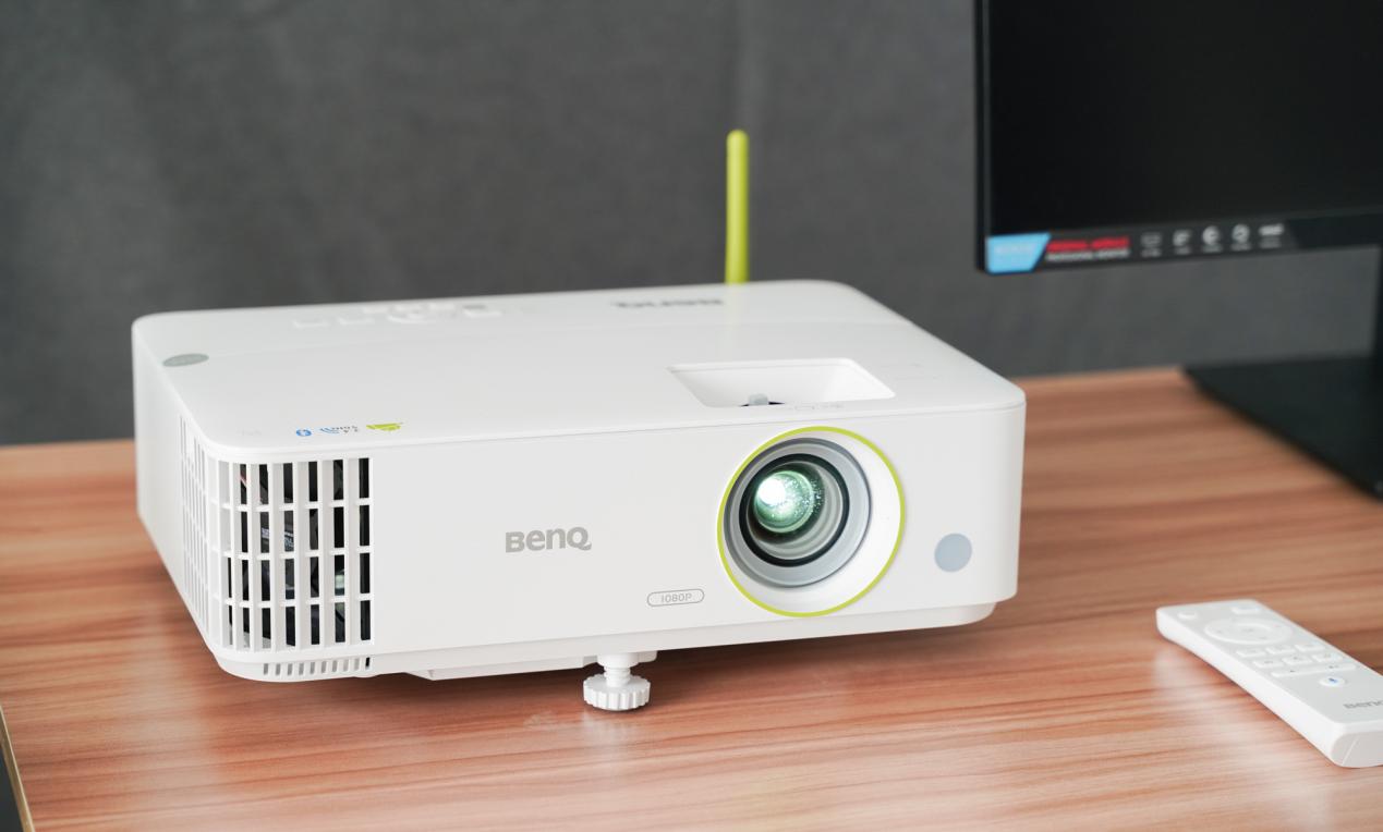 支持蓝牙传输也是一大亮点,将蓝牙鼠标键盘连接到明基e582投影仪上,在