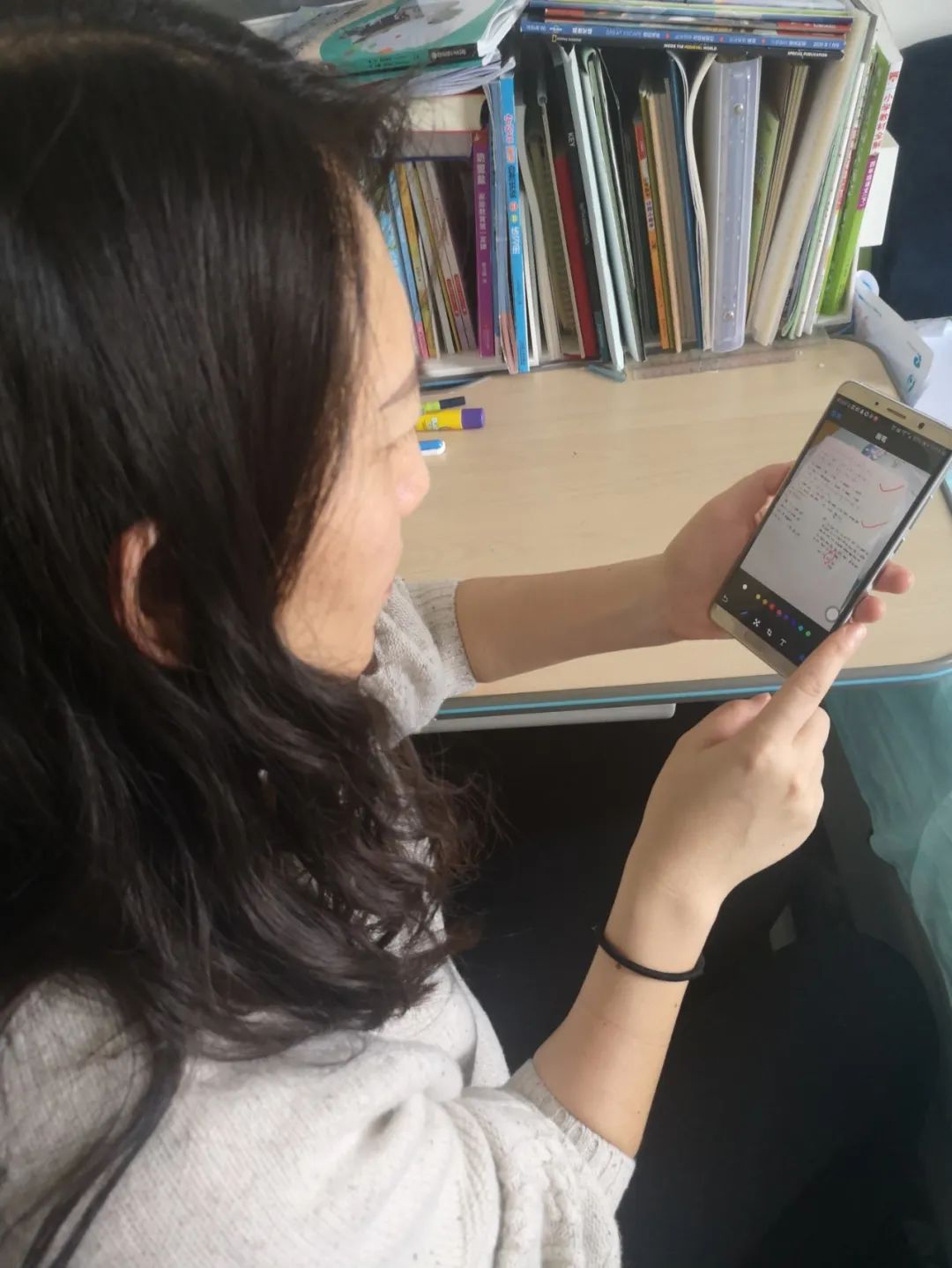 她用手机批改了一个月作业