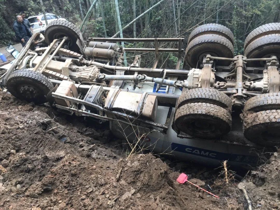 紧急救援赣县王母渡一辆车翻出路外两人被困