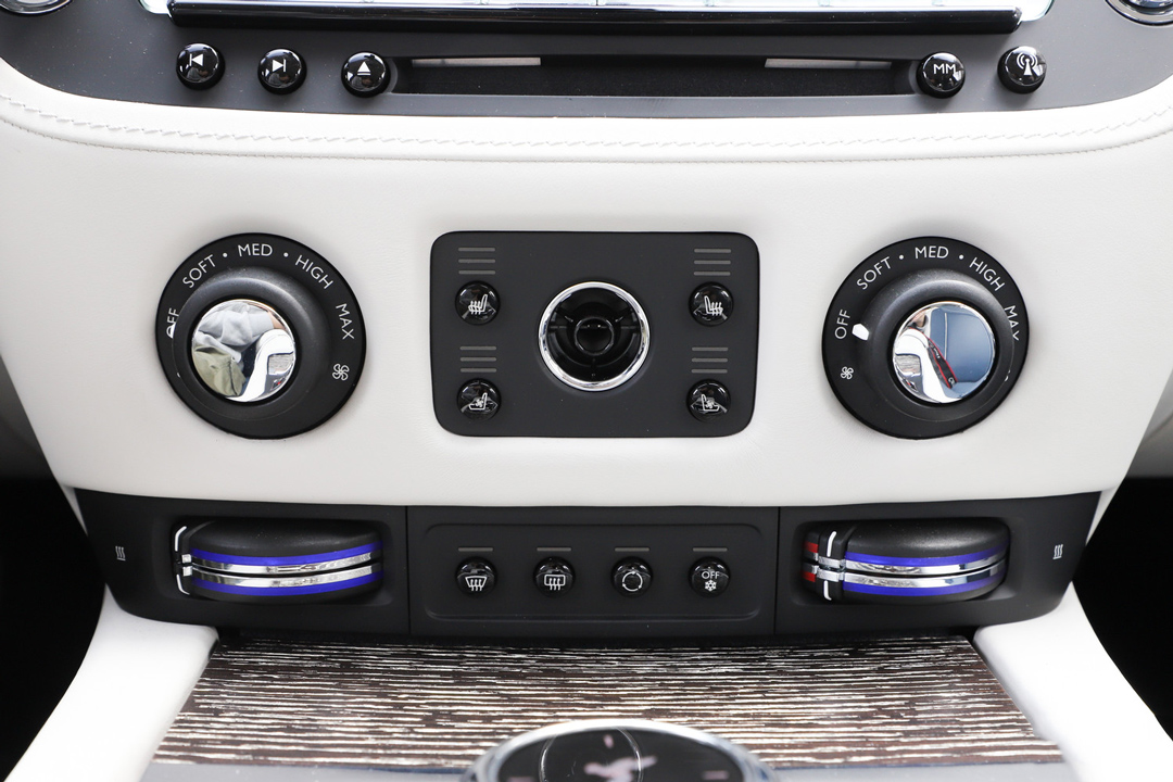 而古思特选择手动空调的原因,是源自于劳斯莱斯对于工艺的自信与追求.