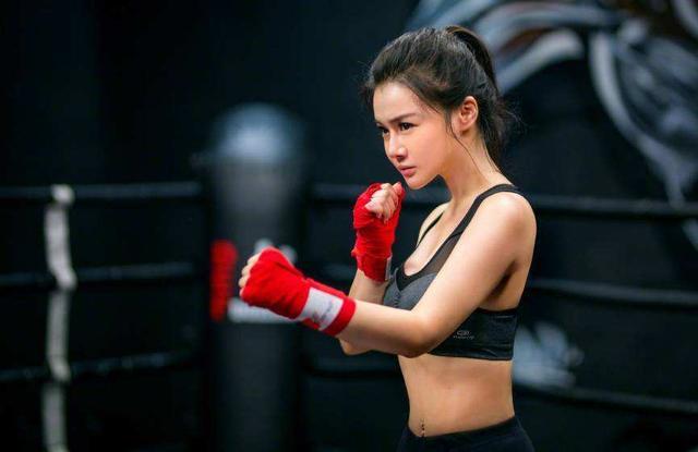 拳王妻子:生3个孩子依旧身材火辣,衣着大胆开放,曾任央视主持_邹市明
