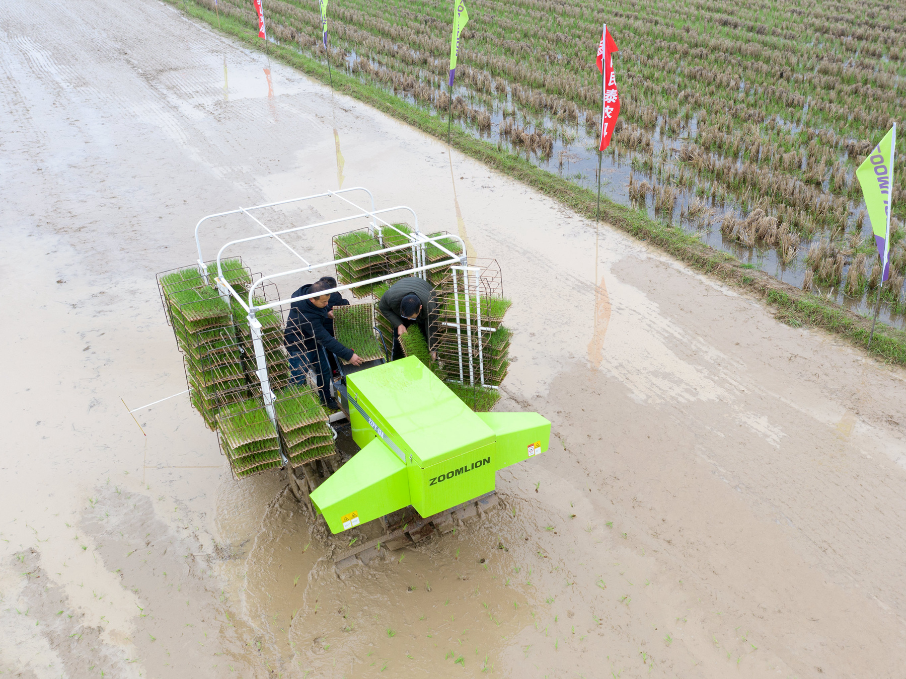 这是3月3日拍摄的湖南省益阳市资阳区东新村水稻有序抛秧机示范现场