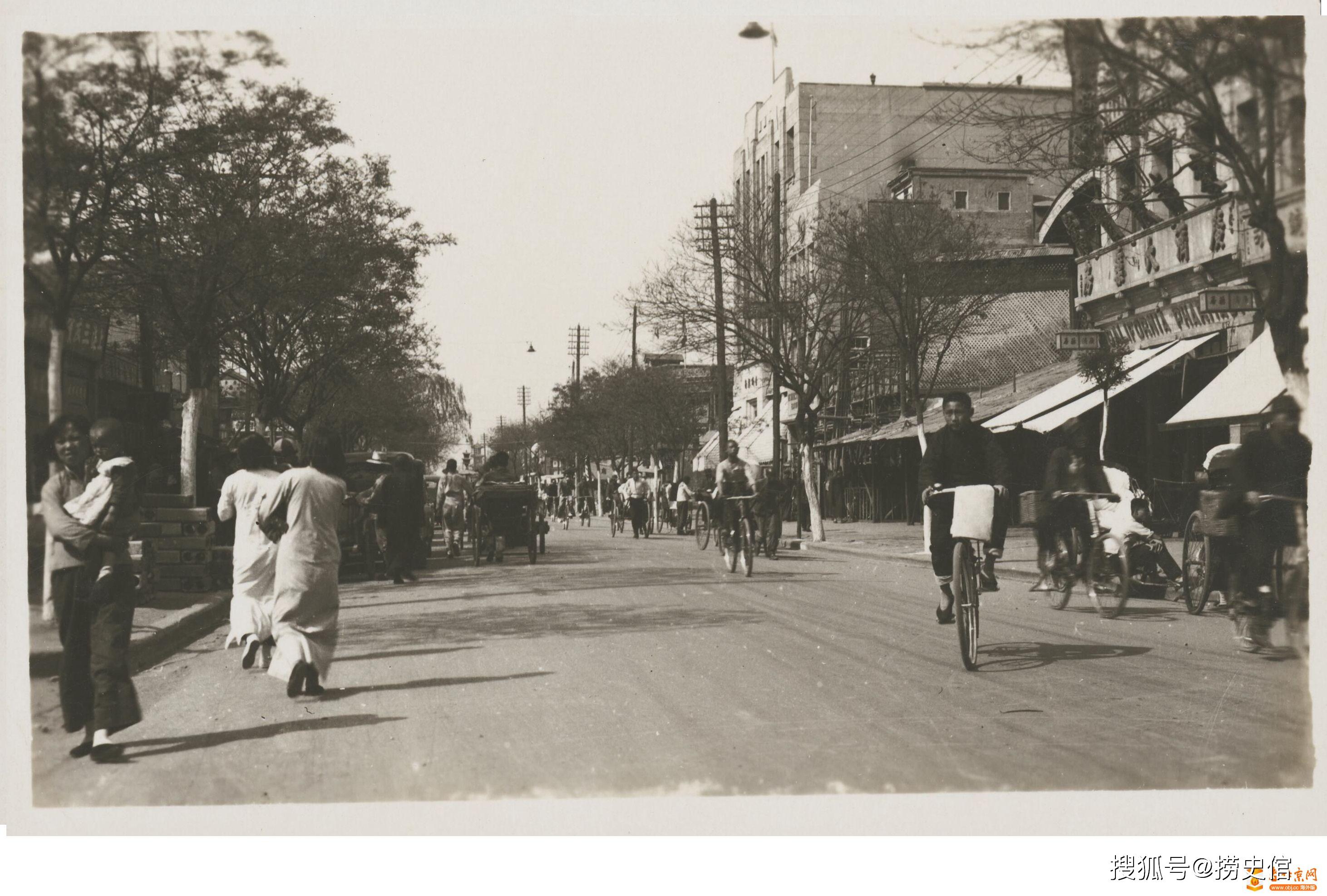 1935年的北京老照片街上跑着黄包车也有不少人骑自行车