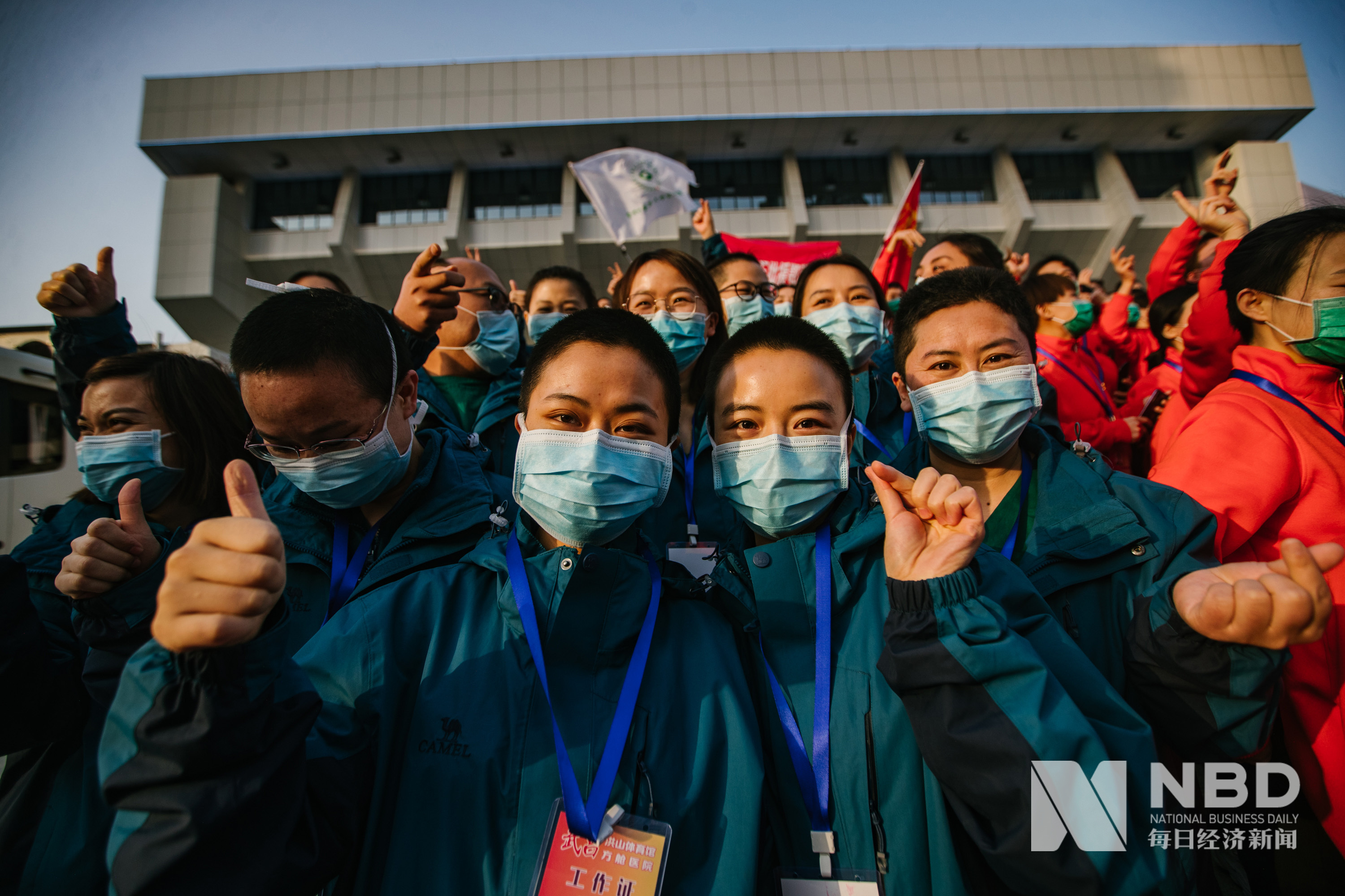 医护人员敬礼图片