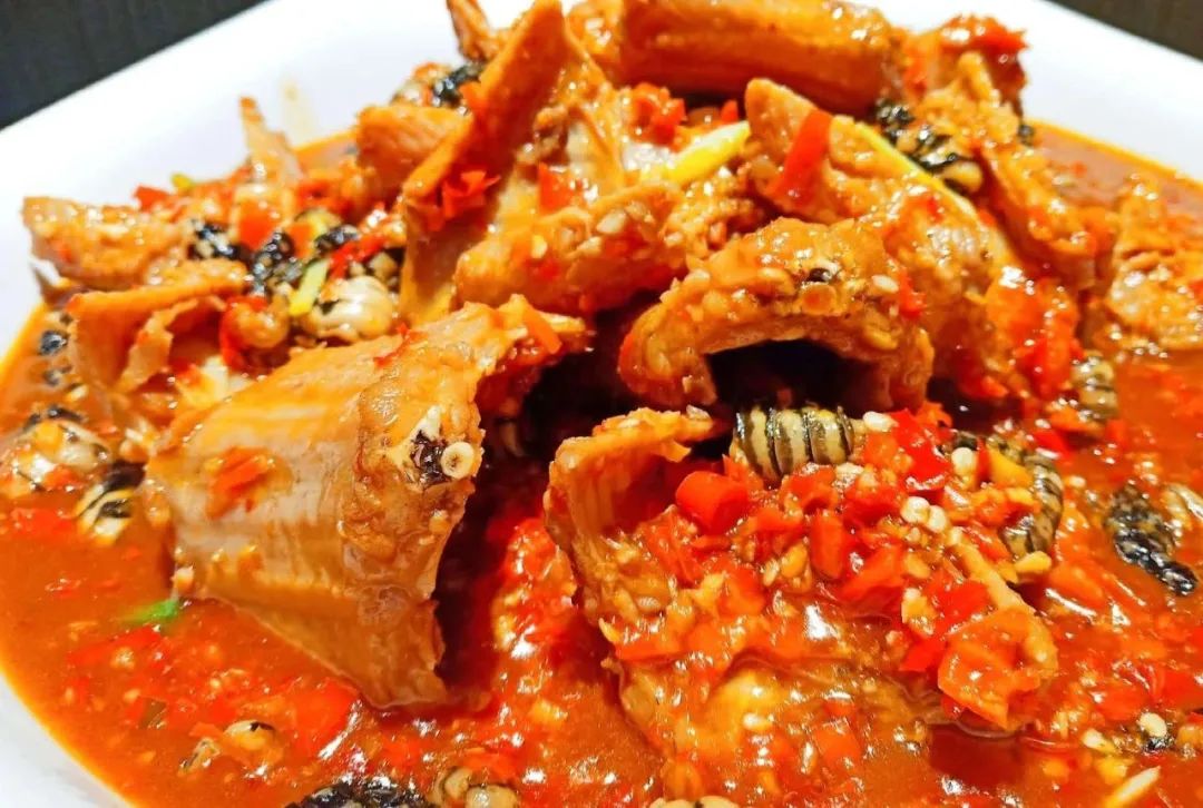 湖南街边吃蛇的餐馆,基本都是重口味,宁乡口味蛇,姜辣蛇或青椒焖蛇.