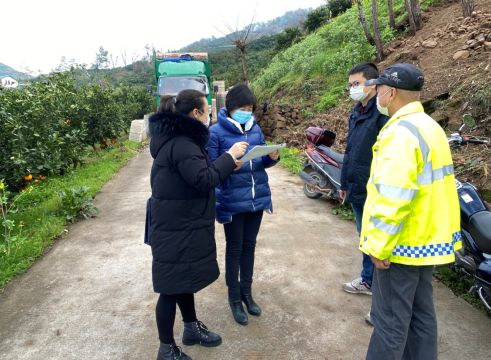 "归州镇屈原庙村驻村第一书记冯冠中正在路口参与执勤,"虽然现在疫情