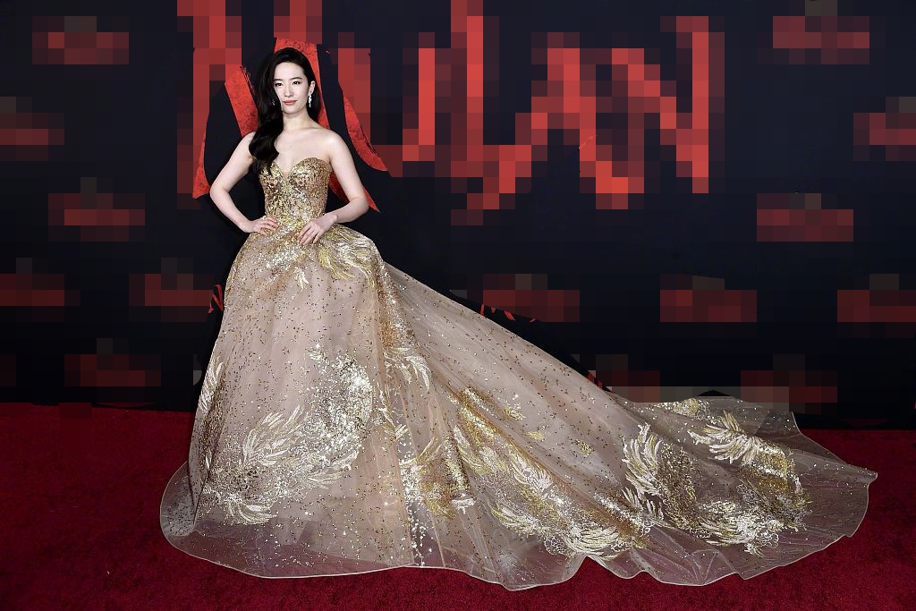 刘亦菲现身花木兰首映红毯身穿金色刺绣礼裙好美艳生图颜值太耐打