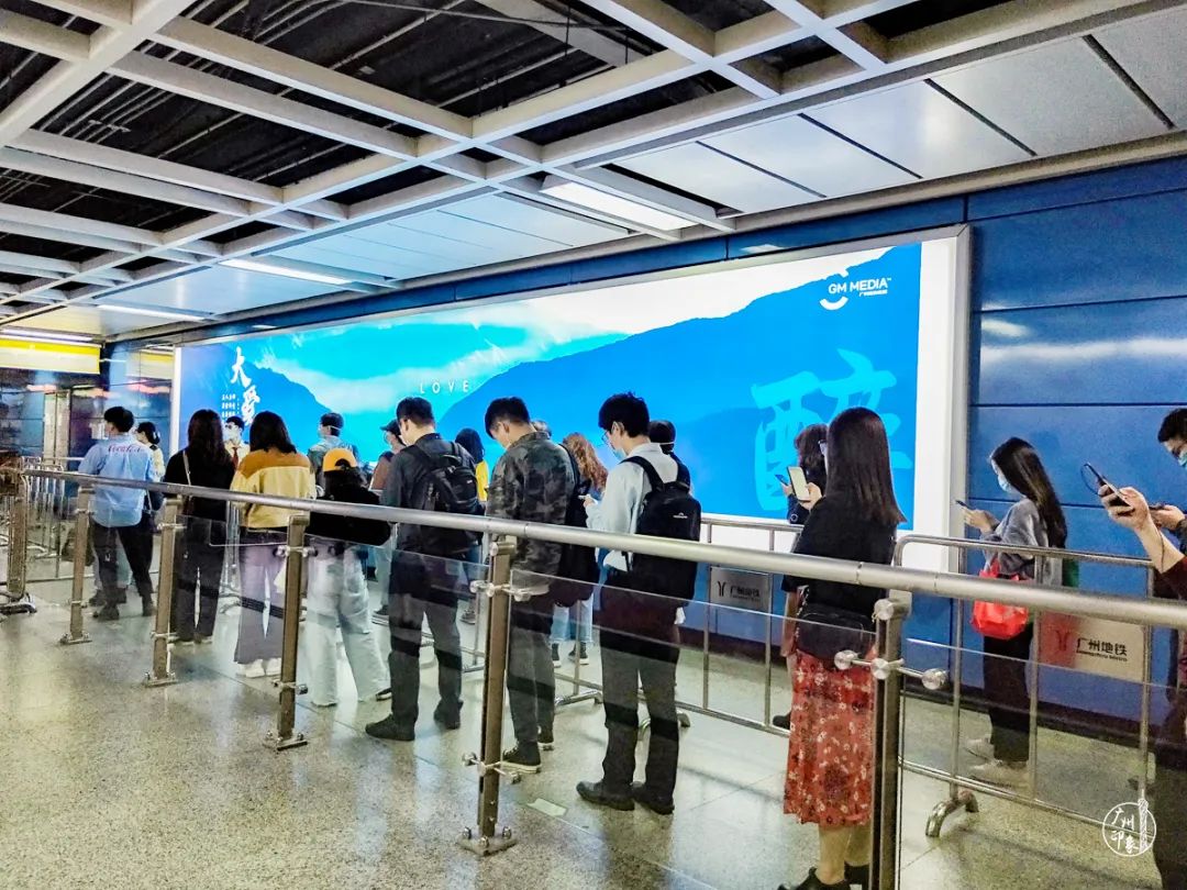 多了公交车站里候车的人甚至还有点小拥堵下班高峰期的黄埔大道好久都