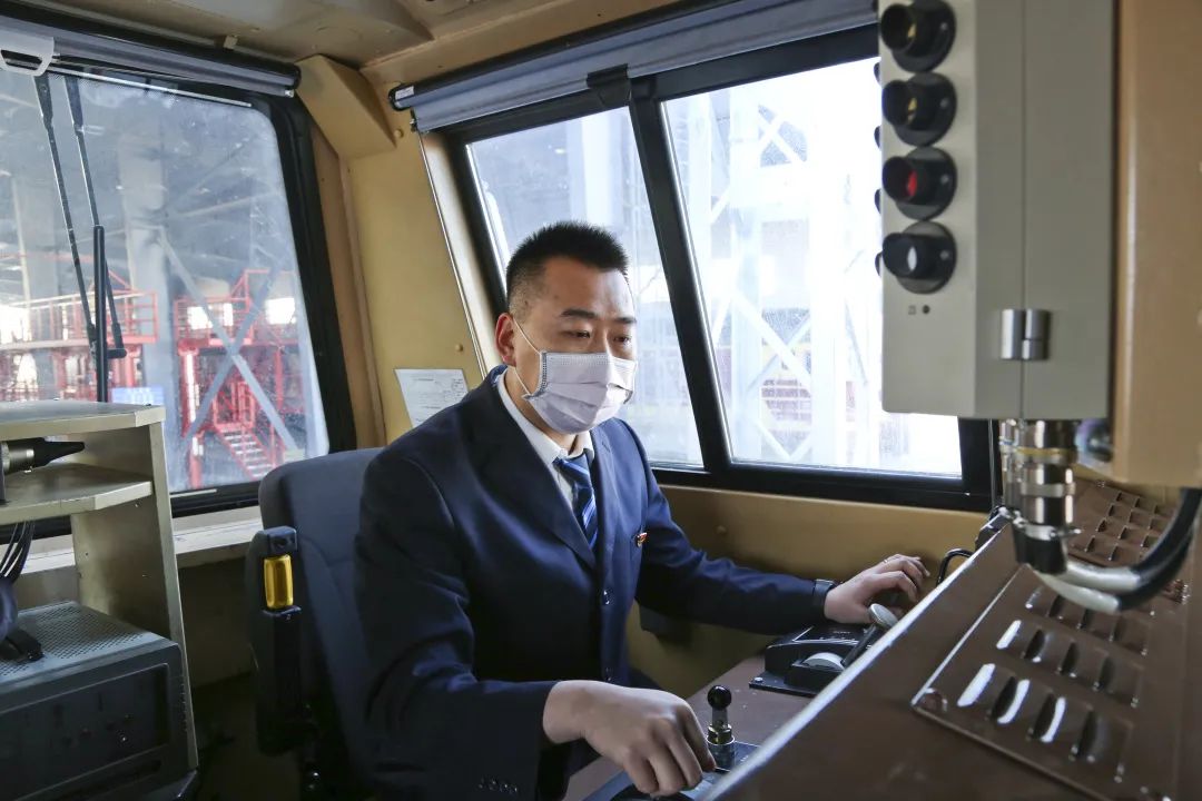 佳木斯机务段迅速落实集团公司工作部署要求,一手抓疫情防控,一手抓