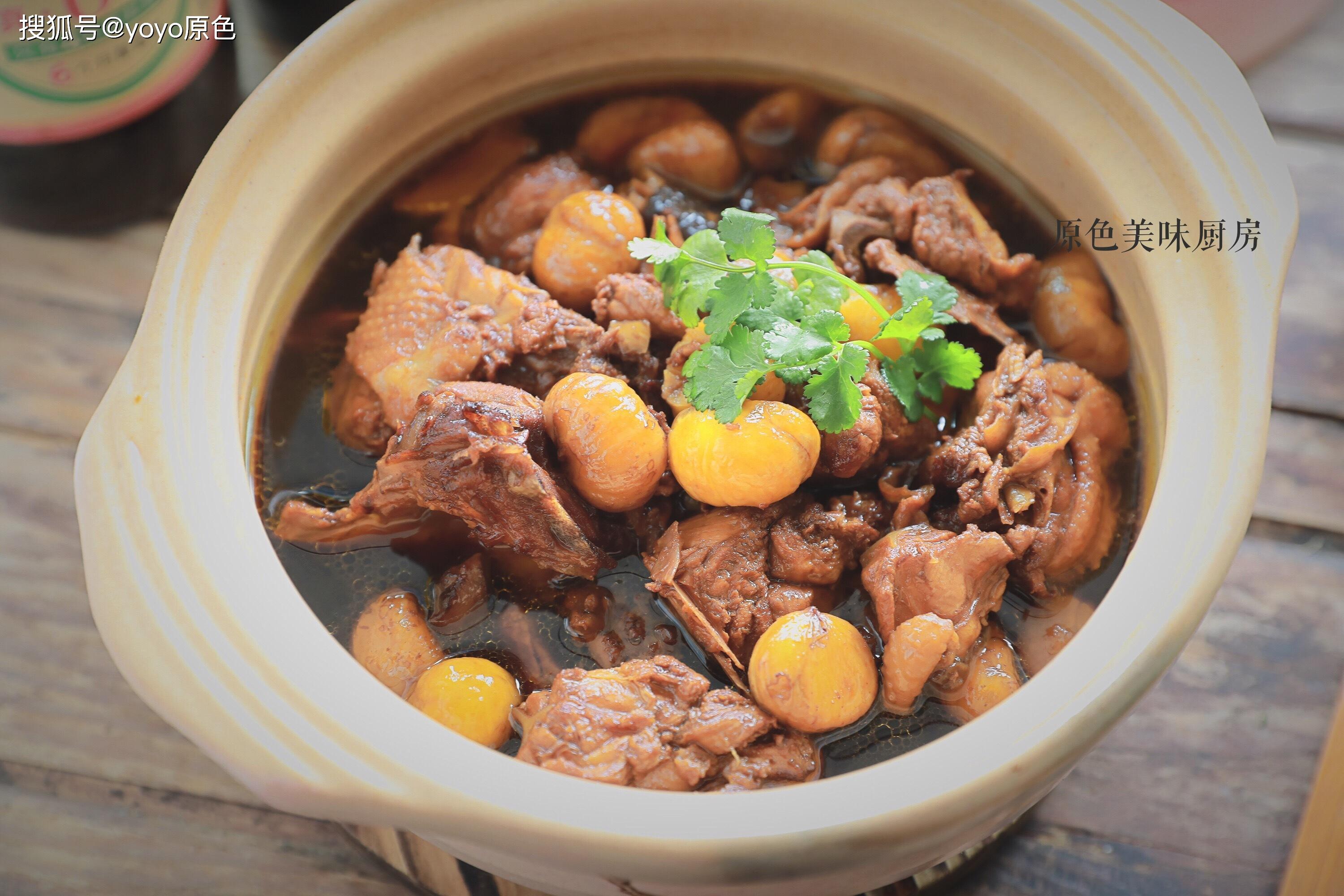 简单制作就能完成板栗烧鸡板栗酥香鸡肉入味透着屏幕都流口水