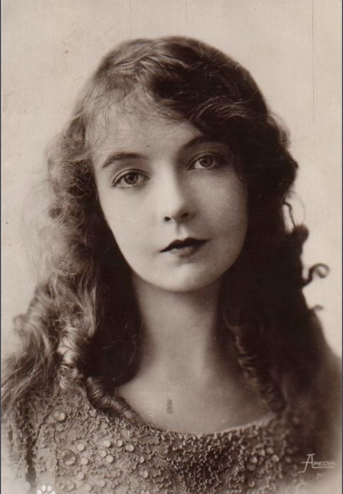 唇型小巧精致,看起来冰雪聪明,像是女巫未长成的样子.lillian gi