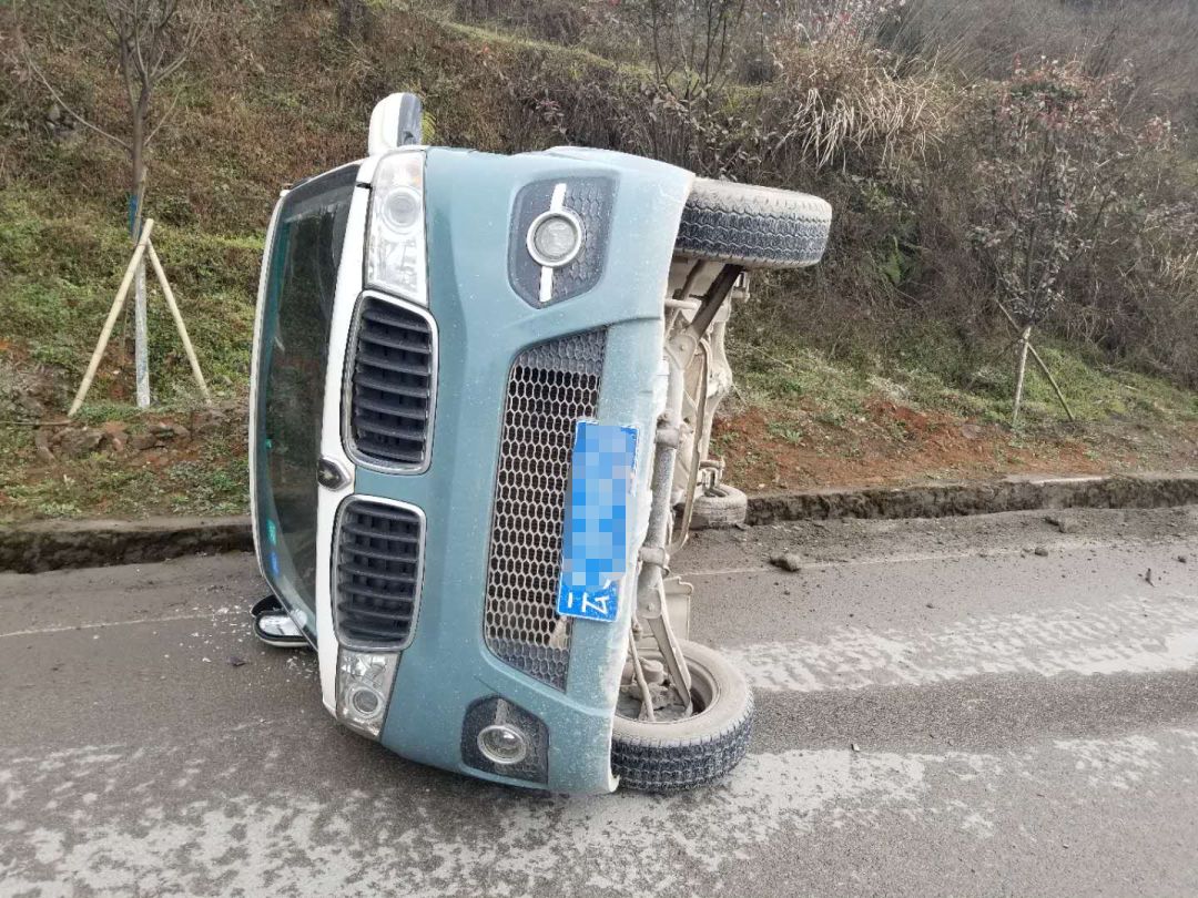 今天上午昭通发生一起车祸3车东倒西歪