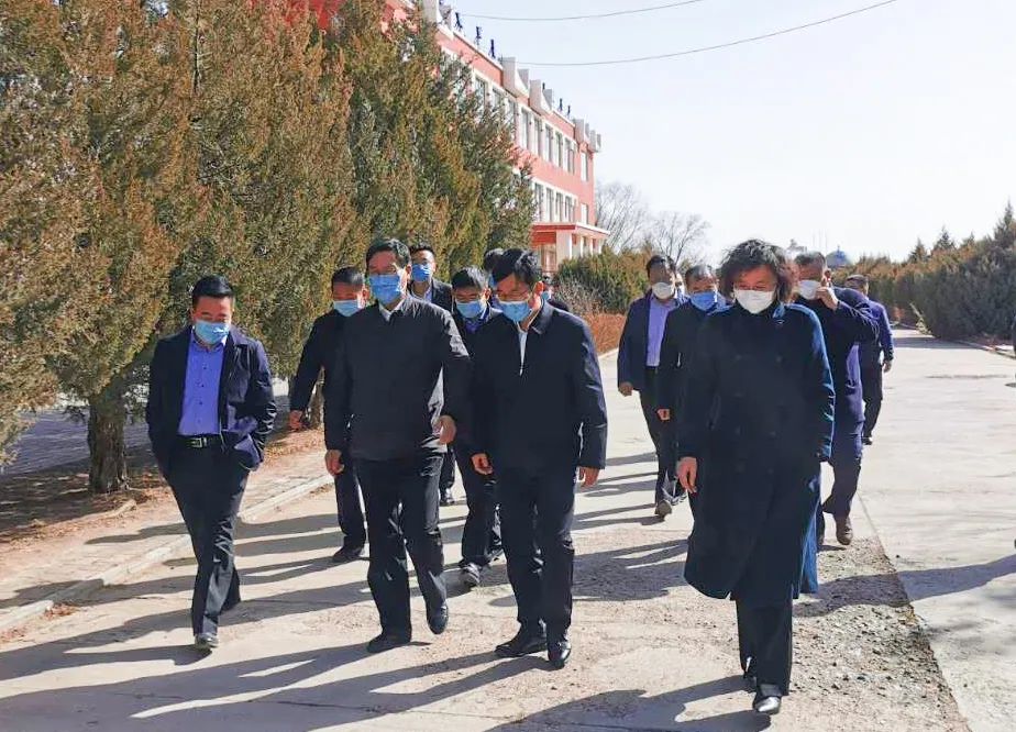 巴图吉雅调研我旗蒙古族中学新建项目建设进度和校区绿化情况