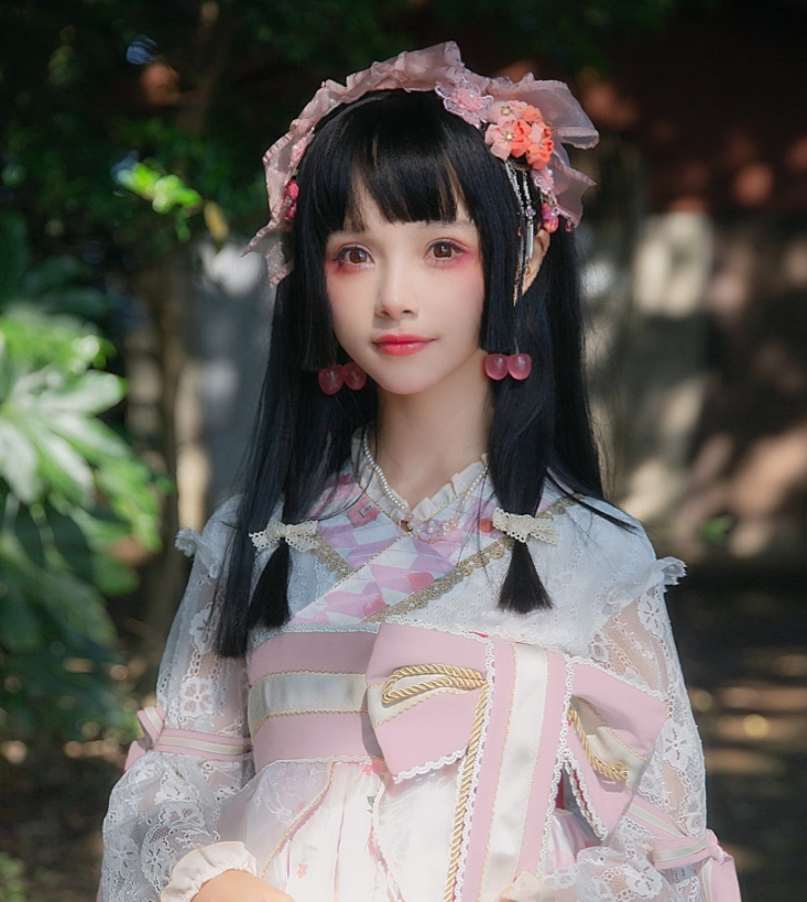 知名lo娘转战娱乐圈她能突破次元壁成功出道吗