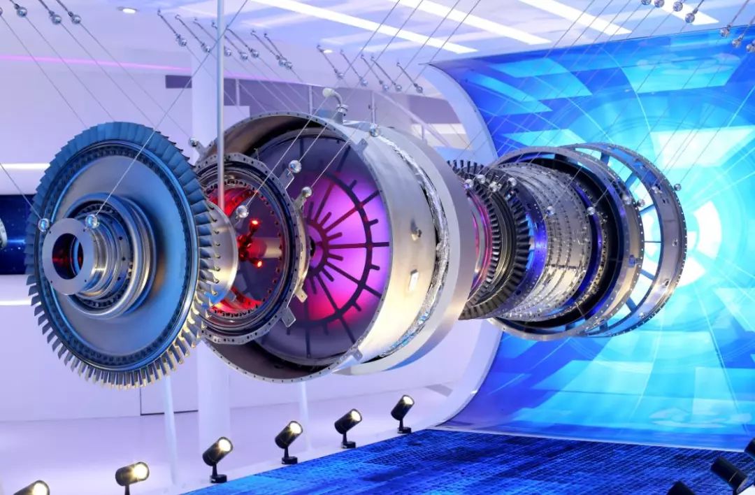 典型的涡轮喷气发动机由进气道,压气机,燃烧室,涡轮,加力燃烧室,尾