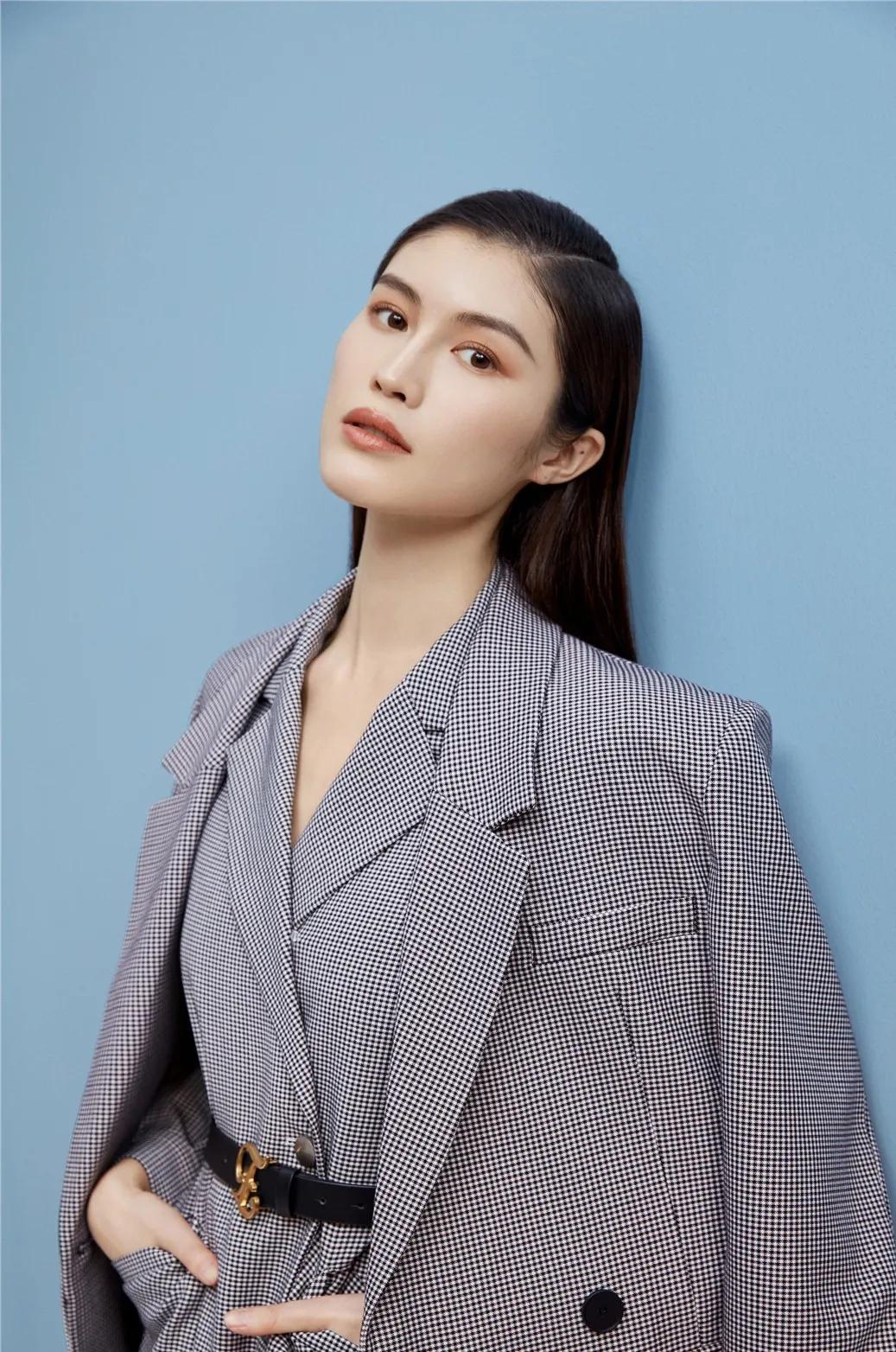 何穗出镜伊芙丽2020春季大片