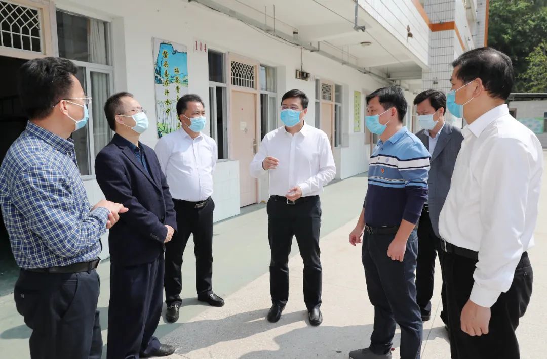韦韬在玉林城区学校检查时强调:落实校园疫情防控措施