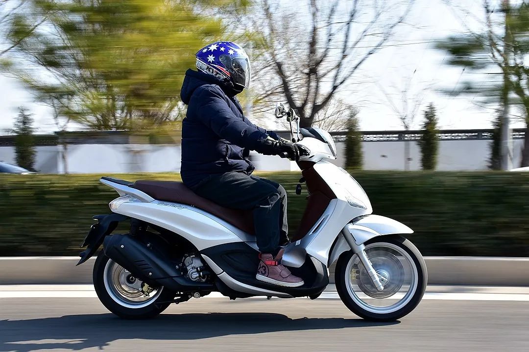 终于让我复工了 试驾5.98万元的比亚乔贝佛利beverly s 300