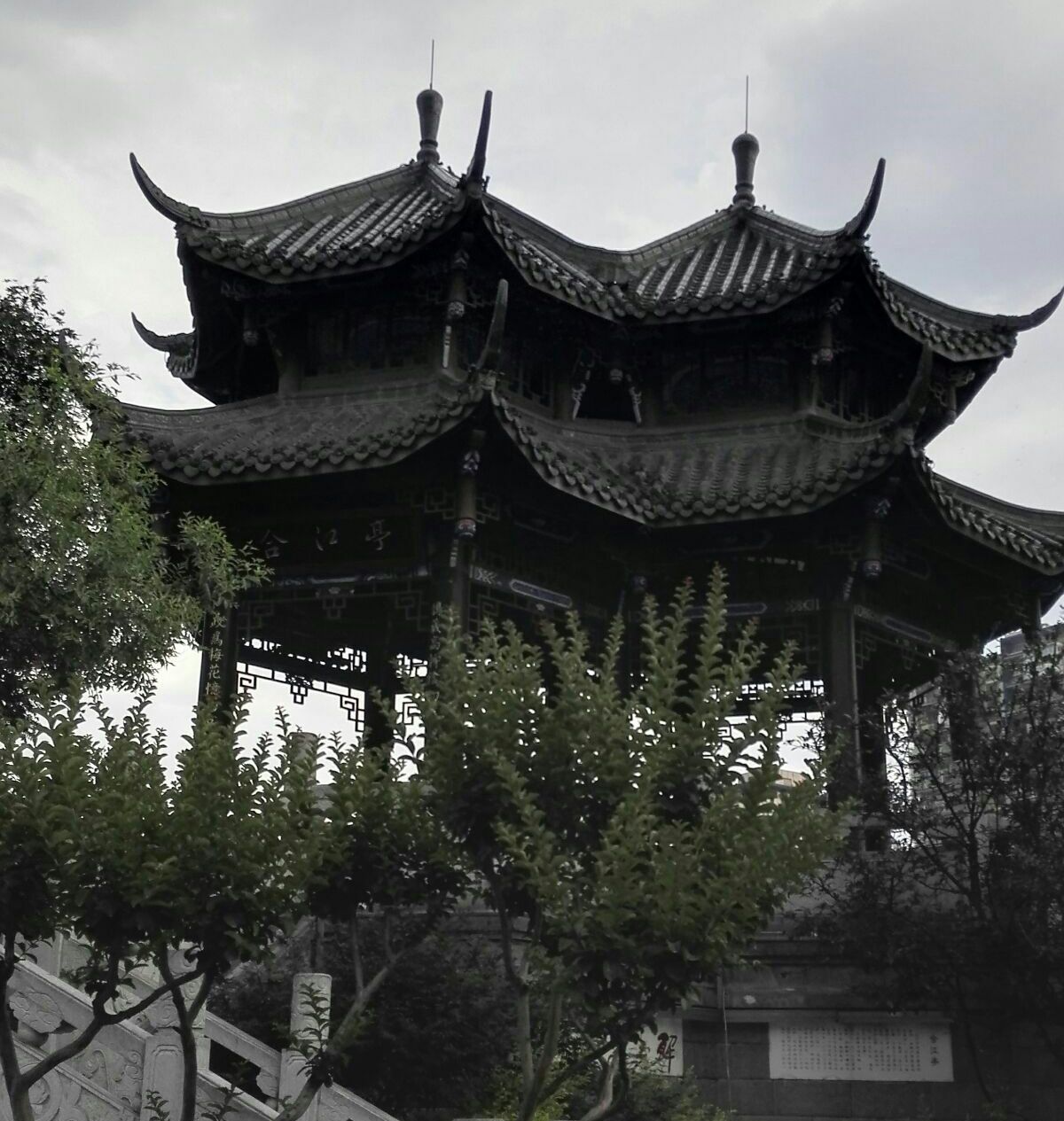 诗人当年住的草庐几经毁灭又几经重修草堂仍是草木所搭略显朴素