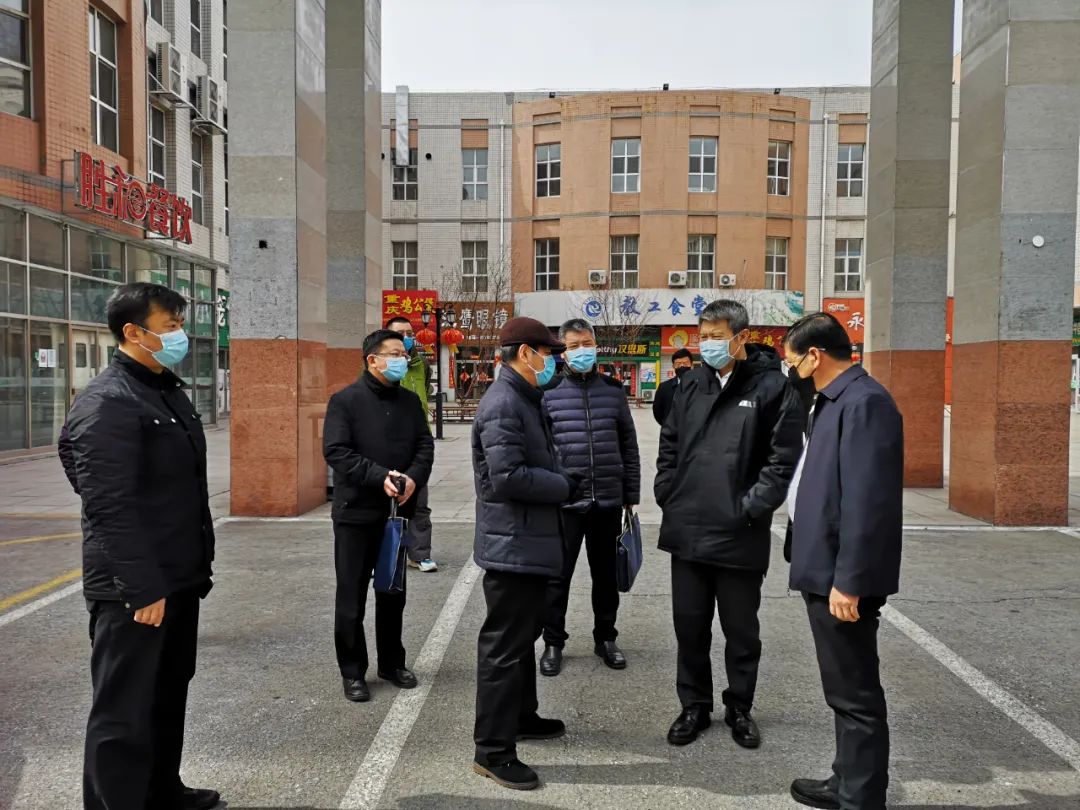 大楼,后勤餐饮中心等地点边走边查看边听汇报,听取学校党委书记郭长义