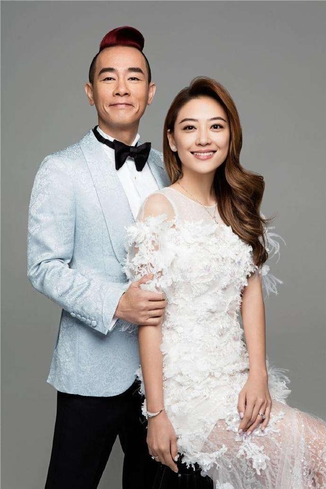 应采儿大着肚子逛爱马仕彩色卫衣配短裙小清新扎丸子头减龄