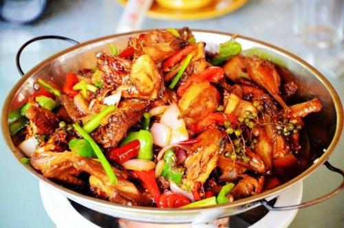 原创干锅麻辣鸡腿麻辣鲜香吃一口就会上瘾根本停不下来