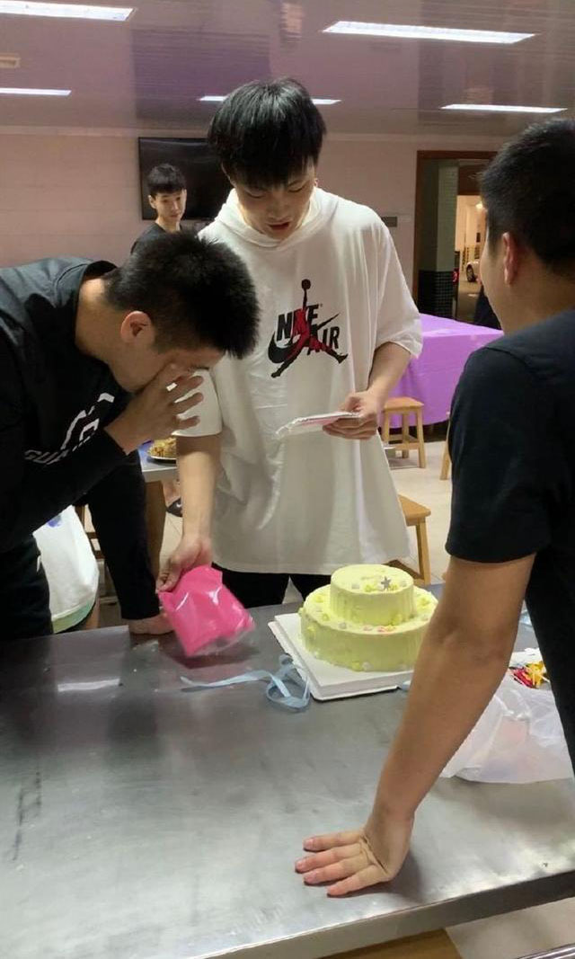 原創胡明軒22歲生日杜鋒拿盤裝蛋糕趙睿歪脖偷看小胡媽媽顯年輕