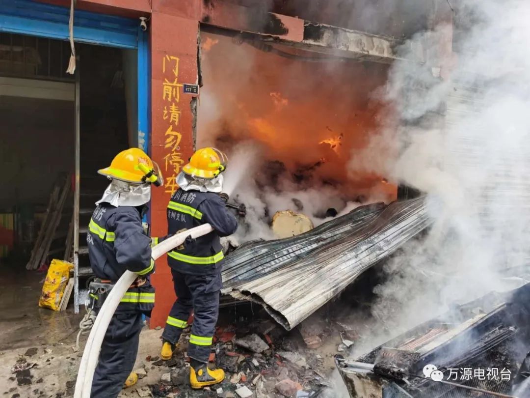 下午一号桥附近一门市发生火灾救援队伍5分钟赶到现场