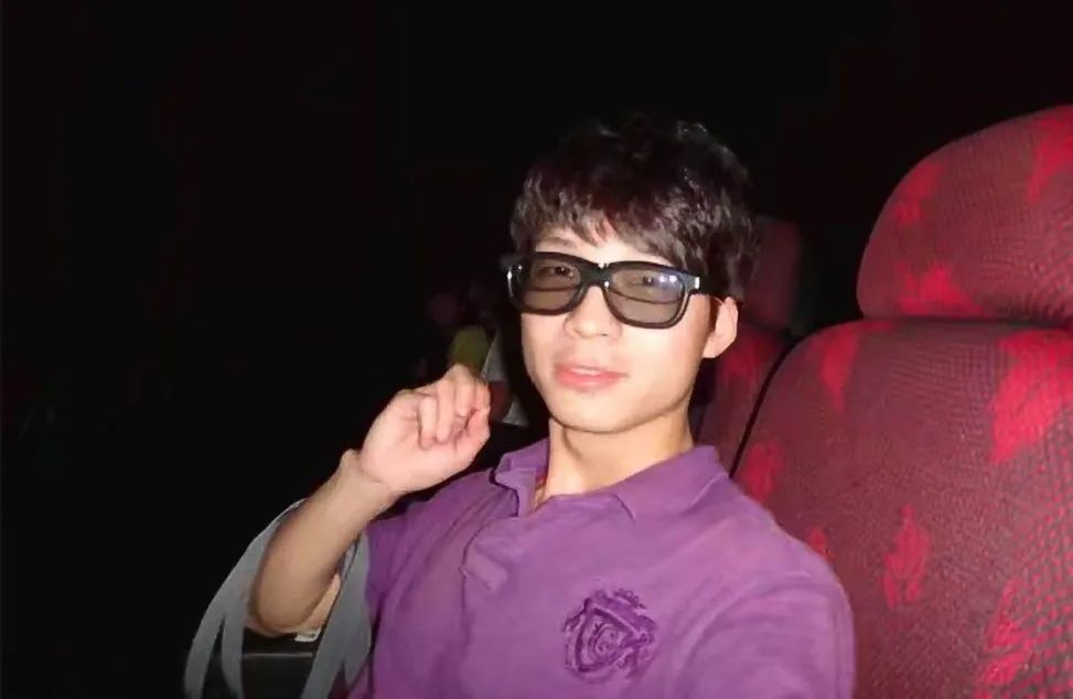 袁永忠他和患者像亲人般互相关心第三个男护士朱放,有一次上班时咳嗽